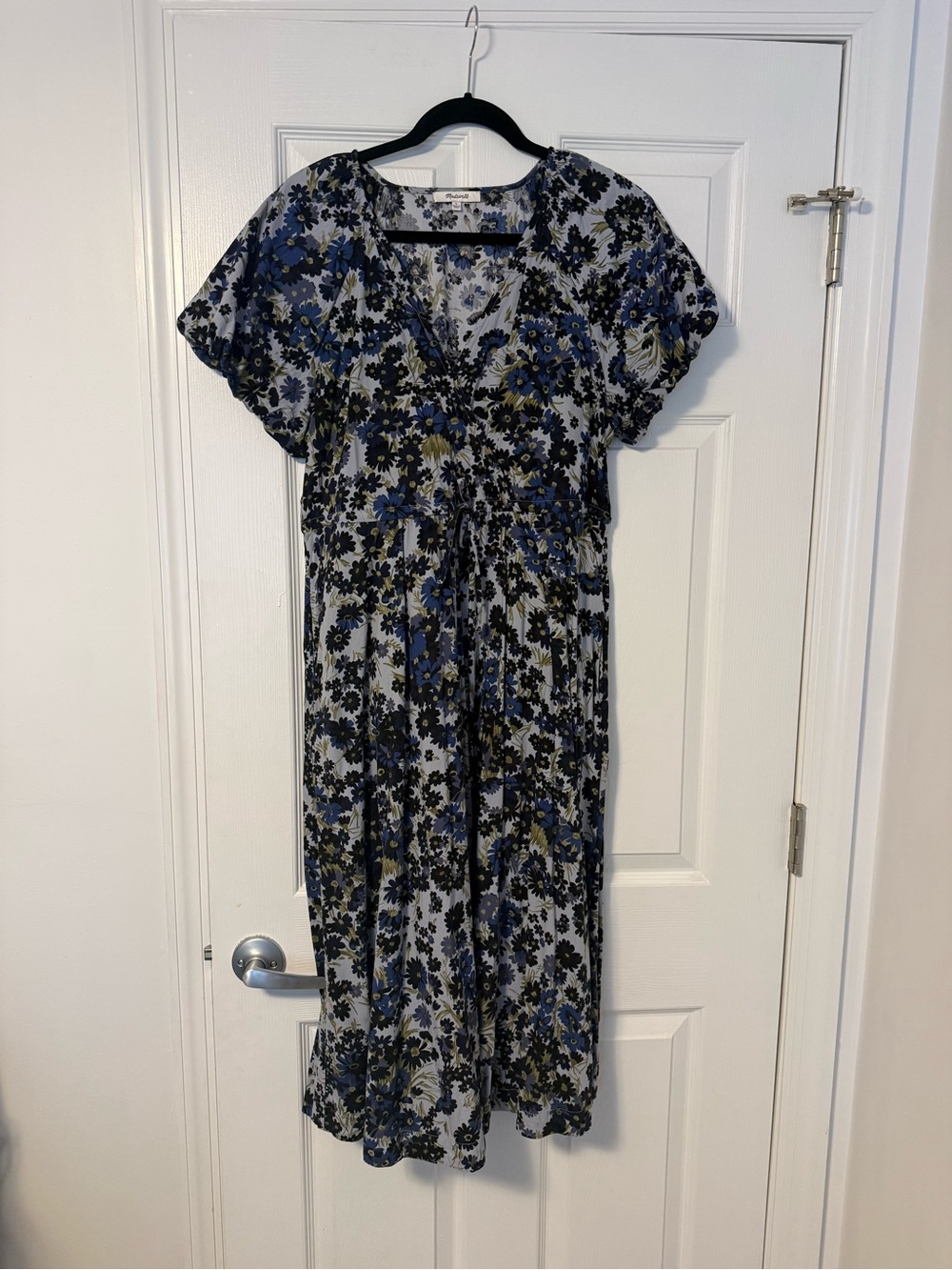 Madewell Floral Tie-Waist Midi Dress in Blue/ Black with gentle bubble sleeve